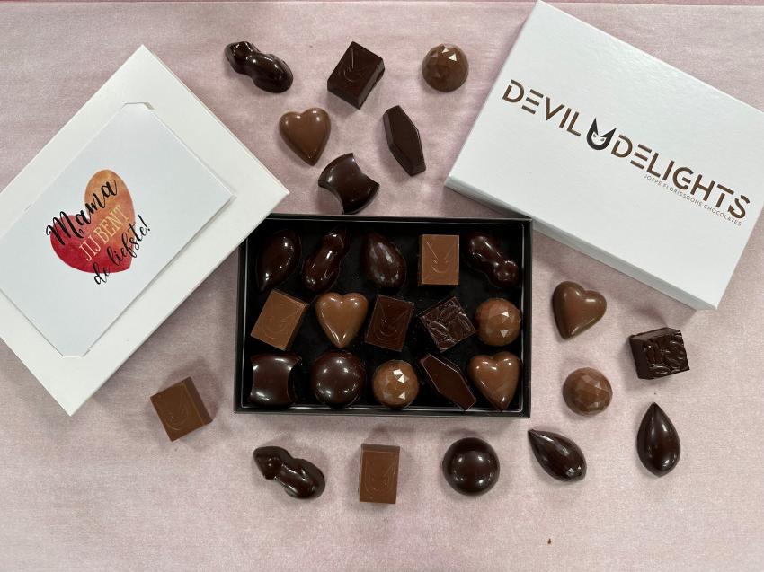 Moederdagbox met gepersonaliseerde tekening 'mama je bent de liefste' op het deksel