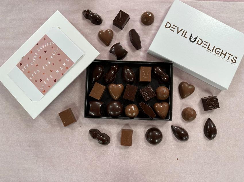 Moederdagbox met gepersonaliseerde tekening 'een dikke knuffel voor een hele lieve mama' op het deksel