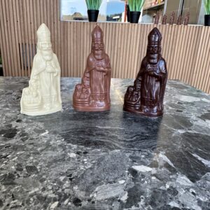 Sint met kinderen klein - 150mm - fondant chocolade